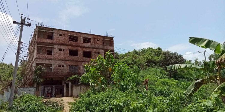 পাহাড় কেটে চার তলা বাড়ি, সরকারি জমি দখল করে টিনশেড ঘর