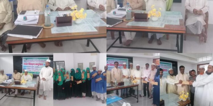 পালাকাটা দাখিল মাদ্রাসার শিক্ষক ও শিক্ষার্থীদের মাঝে প্রধানমন্ত্রীর অনুদানের টাকা বিতরণ