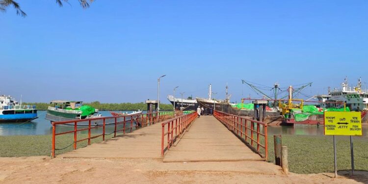 টেকনাফ স্থলবন্দরে পণ্য ওঠানামা বন্ধ