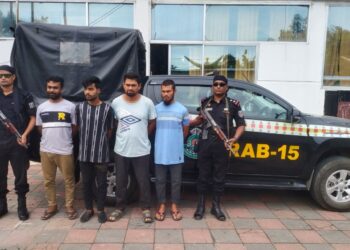 টেকনাফে  অস্ত্রসহ ৩ ডাকাত  আটক