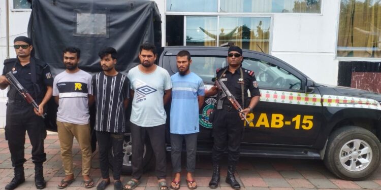 টেকনাফে  অস্ত্রসহ ৩ ডাকাত  আটক