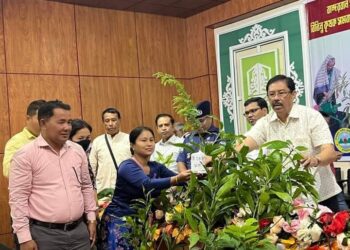 বান্দরবানে ফলের চারা, কৃষি সরঞ্জাম ও গরুর বাছুর বিতরণ করলেন পার্বত্য মন্ত্রী বীর বাহাদুর উশৈসিং