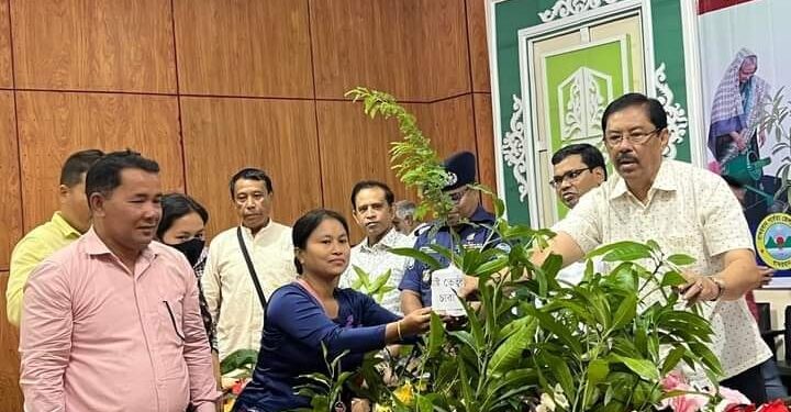 বান্দরবানে ফলের চারা, কৃষি সরঞ্জাম ও গরুর বাছুর বিতরণ করলেন পার্বত্য মন্ত্রী বীর বাহাদুর উশৈসিং