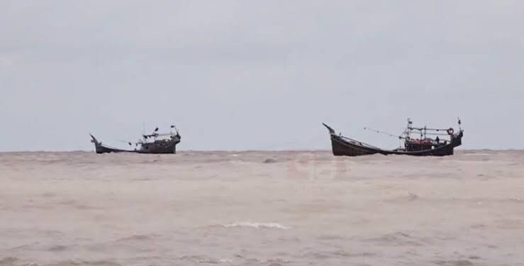 ইঞ্জিন বিকল হয়ে সাগরে ভাসছিল পাঁচ জেলে