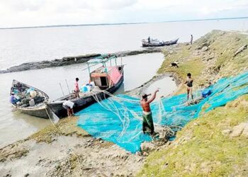 উপোস ভেঙে পাড়ে জেলেরা : স্বপ্ন ঝাঁকঝাঁক ইলিশ ধরা