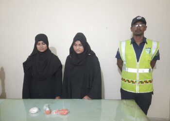জুতোয় লুকিয়ে ইয়াবা পাচারকালে দুই নারী আটক