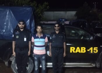 বাড়ির প্লাস্টিক বস্তায় মিলল ১ লাখ ২৮ হাজার ইয়াবা আটক-১