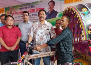 বান্দরবানে অস্বচ্ছলদের রিক্সা দিলেন মন্ত্রী বীর বাহাদুর