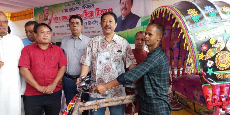 বান্দরবানে অস্বচ্ছলদের রিক্সা দিলেন মন্ত্রী বীর বাহাদুর