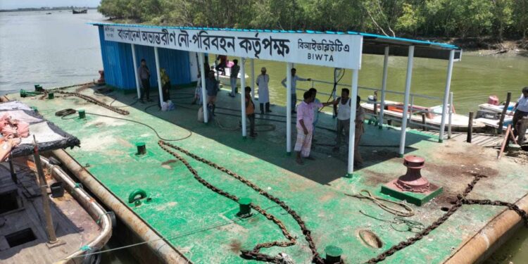 মহেশখালী ঘাটে পল্টুন ভিড়তে দেয়নি পৌরসভা