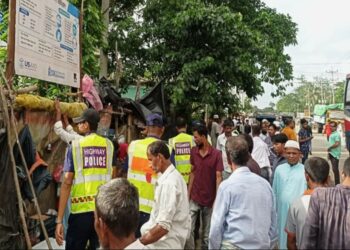চকরিয়া খুটাখালী স্টেশনে সড়কের উপর থাকা ভাসমান দোকান উচ্ছেদ