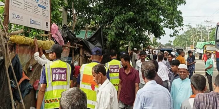 চকরিয়া খুটাখালী স্টেশনে সড়কের উপর থাকা ভাসমান দোকান উচ্ছেদ