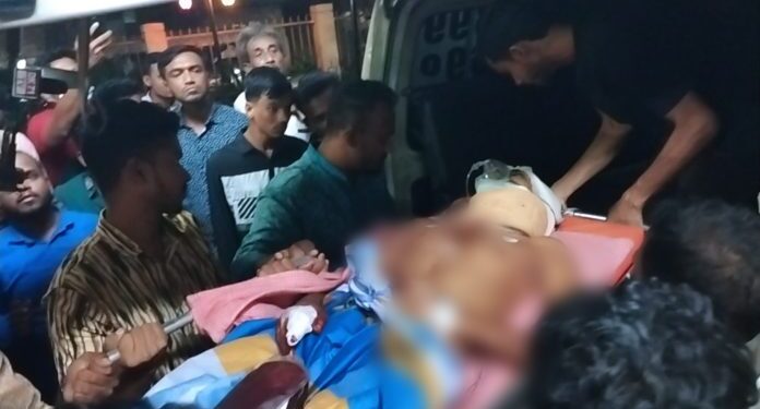 ছোট ভাইয়ের দায়ের কোপে বড় ভাই গুরুতর আহত 1 ছোট ভাইয়ের দায়ের কোপে বড় ভাই গুরুতর আহত