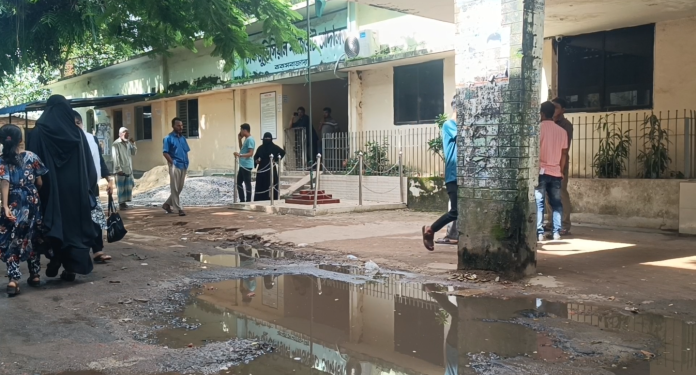 কক্সবাজার আদালত পাড়া সড়কের বেহাল দশা