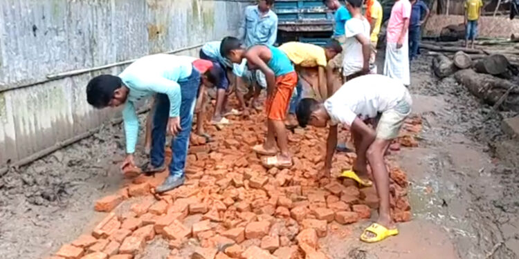 রামুর মনিরঝিলে স্বেচ্ছাশ্রমে সড়ক সংস্কারে গ্রামবাসী