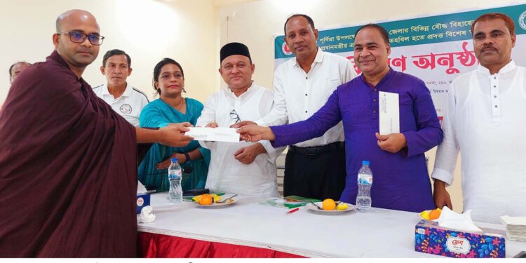 রামুতে বৌদ্ধ বিহারে চেক বিতরণ ও সড়ক উদ্বোধন কারলেন এমপি কমল