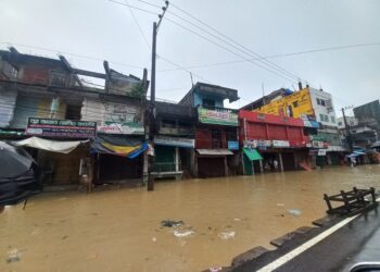 বানের পানিতে ভাসছে চকরিয়া, চট্টগ্রাম কক্সবাজার সড়ক যোগাযোগ বিচ্ছিন্ন