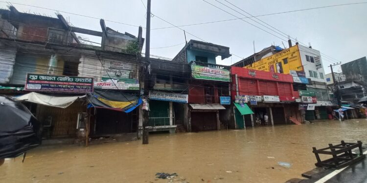 বানের পানিতে ভাসছে চকরিয়া, চট্টগ্রাম কক্সবাজার সড়ক যোগাযোগ বিচ্ছিন্ন