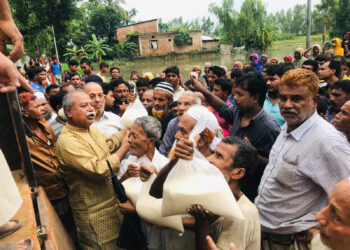 বানভাসি মানুষের মাঝে চাল বিতরণ করলেন চকরিয়া আওয়ামী লীগের সাবেক সাধারণ সম্পাদক গিয়াস উদ্দিন চৌধুরী