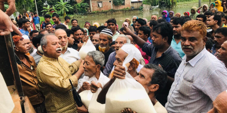 বানভাসি মানুষের মাঝে চাল বিতরণ করলেন চকরিয়া আওয়ামী লীগের সাবেক সাধারণ সম্পাদক গিয়াস উদ্দিন চৌধুরী