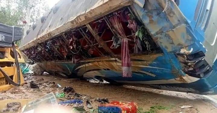 বাইক চালককে বাঁচাতে গিয়ে বাস-ট্রাক সংঘর্ষ : নিহত ১ 1 বাইক চালককে বাঁচাতে গিয়ে বাস-ট্রাক সংঘর্ষ : নিহত ১