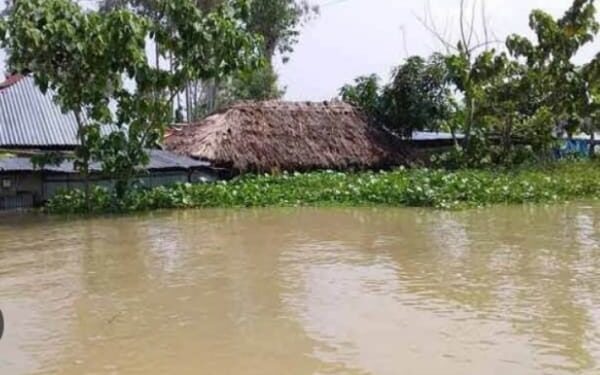 বেড়িবাঁধ ভেঙে পানিবন্দী ২০০ পরিবার