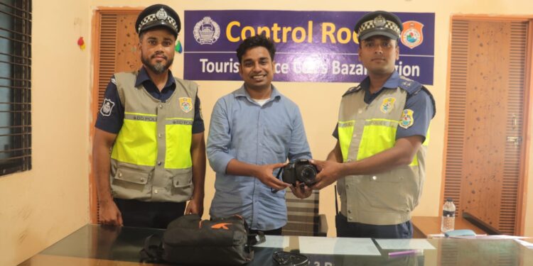 পর্যটকের হারিয়ে যাওয়া জিনিসপত্র উদ্ধার করল ট্যুরিষ্ট পুলিশ
