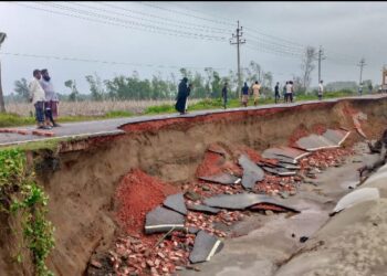 সাগরের তীব্র ঢেউয়ে ভেঙে যাচ্ছে মেরিন ড্রাইভ সড়ক