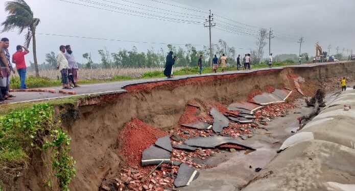 সাগরের তীব্র ঢেউয়ে ভেঙে যাচ্ছে মেরিন ড্রাইভ সড়ক
