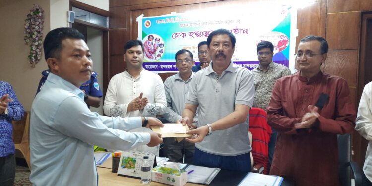 বান্দরবানে জটিল রোগে আক্রান্তদের মাঝে অনুদানের চেক বিতরণ