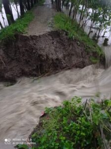 চকরিয়ায় আড়াই লাখ মানুষ পানিবন্দী, দুই শিশুসহ ৩ জনের প্রাণহানি 2 IMG 20230807 WA0045