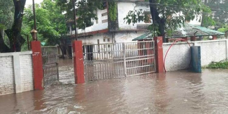 বন্যা পরিস্থিতি ভয়াবহ: দেড়শ গ্রামের দুই লাখ মানুষ পানিবন্দি,২ শিশু নিহত, ঢলের পানিতে ভেসে গেছে যুবক