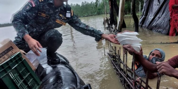কক্সবাজার নিম্নাঞ্চলে পানিবন্দি মানুষের সেবায় কাজ করছে নৌবাহিনী 1 কক্সবাজার নিম্নাঞ্চলে পানিবন্দি মানুষের সেবায় কাজ করছে নৌবাহিনী