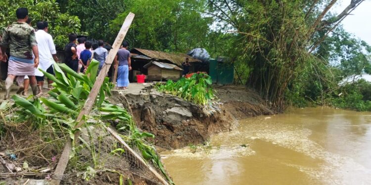 মাতামুহুরীর ভাঙনে বিলীন হচ্ছে চকরিয়া লক্ষ্যারচরের ৩৫ বসতঘর 1 মাতামুহুরীর ভাঙনে বিলীন হচ্ছে চকরিয়া লক্ষ্যারচরের ৩৫ বসতঘর