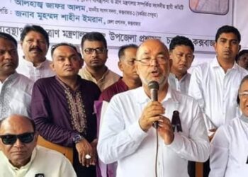 কক্সবাজারে বন্যা কবলিত এলাকায় প্রতিমন্ত্রীর ত্রাণ বিতরণ