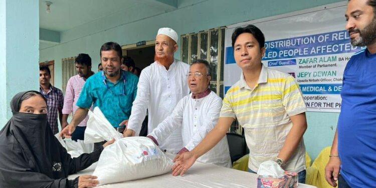 চকরিয়ায় বন্যাদুর্গত ২৭৬ পরিবারের মাঝে ত্রাণ বিতরণ 1 চকরিয়ায় বন্যাদুর্গত ২৭৬ পরিবারের মাঝে ত্রাণ বিতরণ