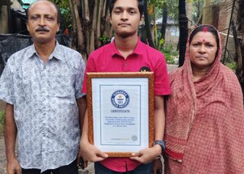 পানি পান করে গিনেস ওয়ার্ল্ড রেকর্ড করলেন মহেশখালীর বিনোদ