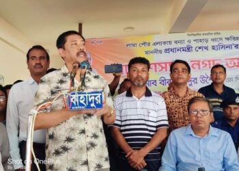 লামায় বন্যাদুর্গতদের মাঝে ত্রাণ দিলেন পার্বত্যমন্ত্রী বীর বাহদুর উশৈসিং।