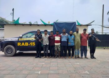 কক্সবাজারে অস্ত্রসহ ৬ ডাকাত আটক