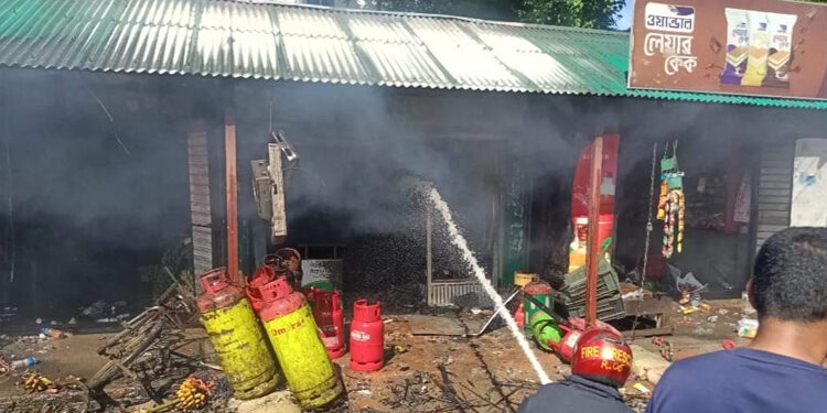 রামুতে গ্যাস সিলিন্ডার বিস্ফোরণে দোকান পুড়ে অঙ্গার 1 রামুতে গ্যাস সিলিন্ডার বিস্ফোরণে দোকান পুড়ে অঙ্গার