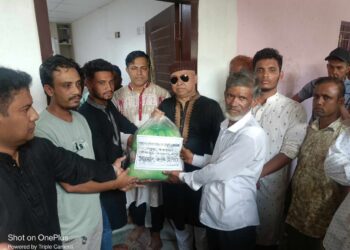 পেকুয়ায় বন্যার্তদের মাঝে এ.কে হোল্ডিংসের ত্রাণ বিতরণ