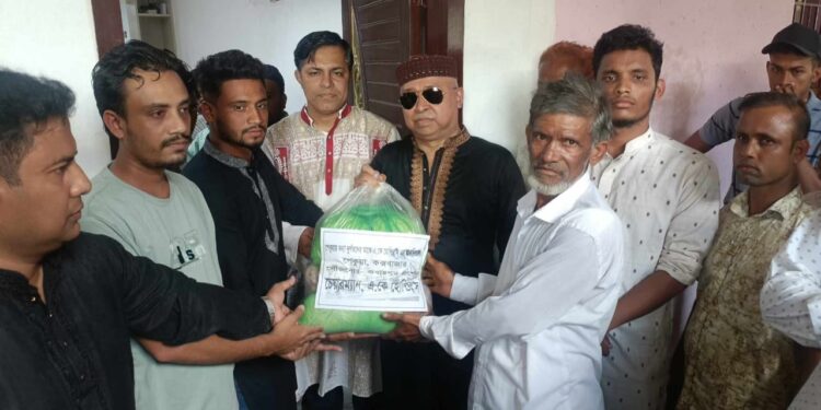 পেকুয়ায় বন্যার্তদের মাঝে এ.কে হোল্ডিংসের ত্রাণ বিতরণ 1 পেকুয়ায় বন্যার্তদের মাঝে এ.কে হোল্ডিংসের ত্রাণ বিতরণ