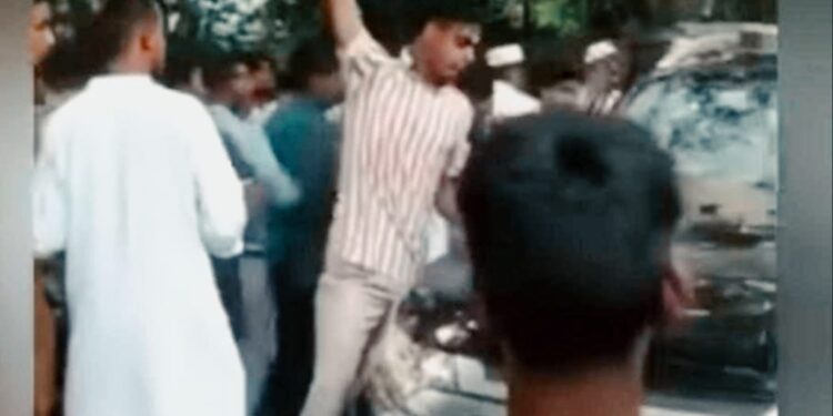 সাঈদীর গায়েবানা জানাযা ঘিরে সহিংসতা: ভিডিও ফুটেজ দেখে যুবক গ্রেফতার 1 সাঈদীর গায়েবানা জানাযা ঘিরে সহিংসতা: ভিডিও ফুটেজ দেখে যুবক গ্রেফতার