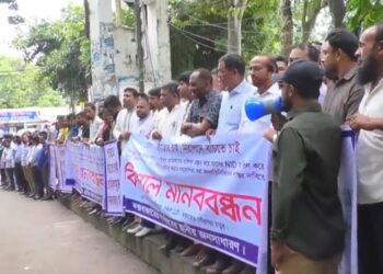 রোহিঙ্গাদের মিয়ানমারে প্রত্যাবাসনের দাবিতে স্থানীয়দের মানববন্ধন
