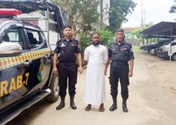 গাঁজার বস্তা রেখে পালাতে গিয়ে আটক রোহিঙ্গা যুবক
