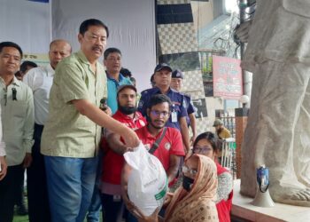 বান্দরবানে বন্যার্ত পরিবারের মাঝে ত্রাণসামগ্রী দিলেন পার্বত্য মন্ত্রী বীর বাহাদুর এমপি