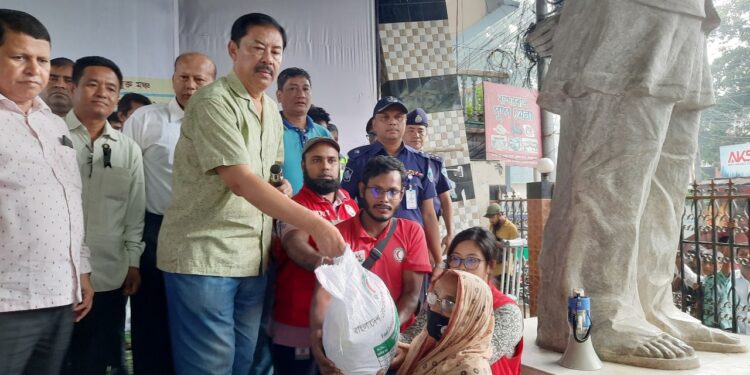 বান্দরবানে বন্যার্ত পরিবারের মাঝে ত্রাণসামগ্রী দিলেন পার্বত্য মন্ত্রী বীর বাহাদুর এমপি