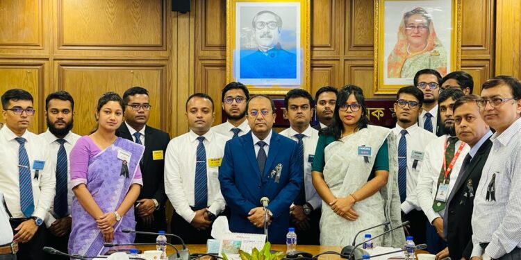 হাসিমুখে সেবা দিতে হবে- পার্বত্য সচিব মশিউর রহমান