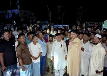রামুর পাঞ্জেগানা বাজারে অগ্নিকান্ডে ক্ষতিগ্রস্তদের পাশে এমপি কমল