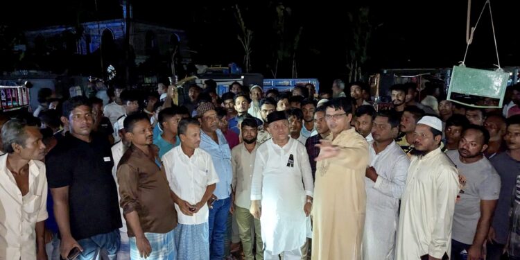 রামুর পাঞ্জেগানা বাজারে অগ্নিকান্ডে ক্ষতিগ্রস্তদের পাশে এমপি কমল 1 রামুর পাঞ্জেগানা বাজারে অগ্নিকান্ডে ক্ষতিগ্রস্তদের পাশে এমপি কমল